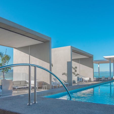 Hotel Mio Vallarta Unique & Different- Adults Only Puerto Vallarta Bagian luar foto The rooftop pool at the hotel