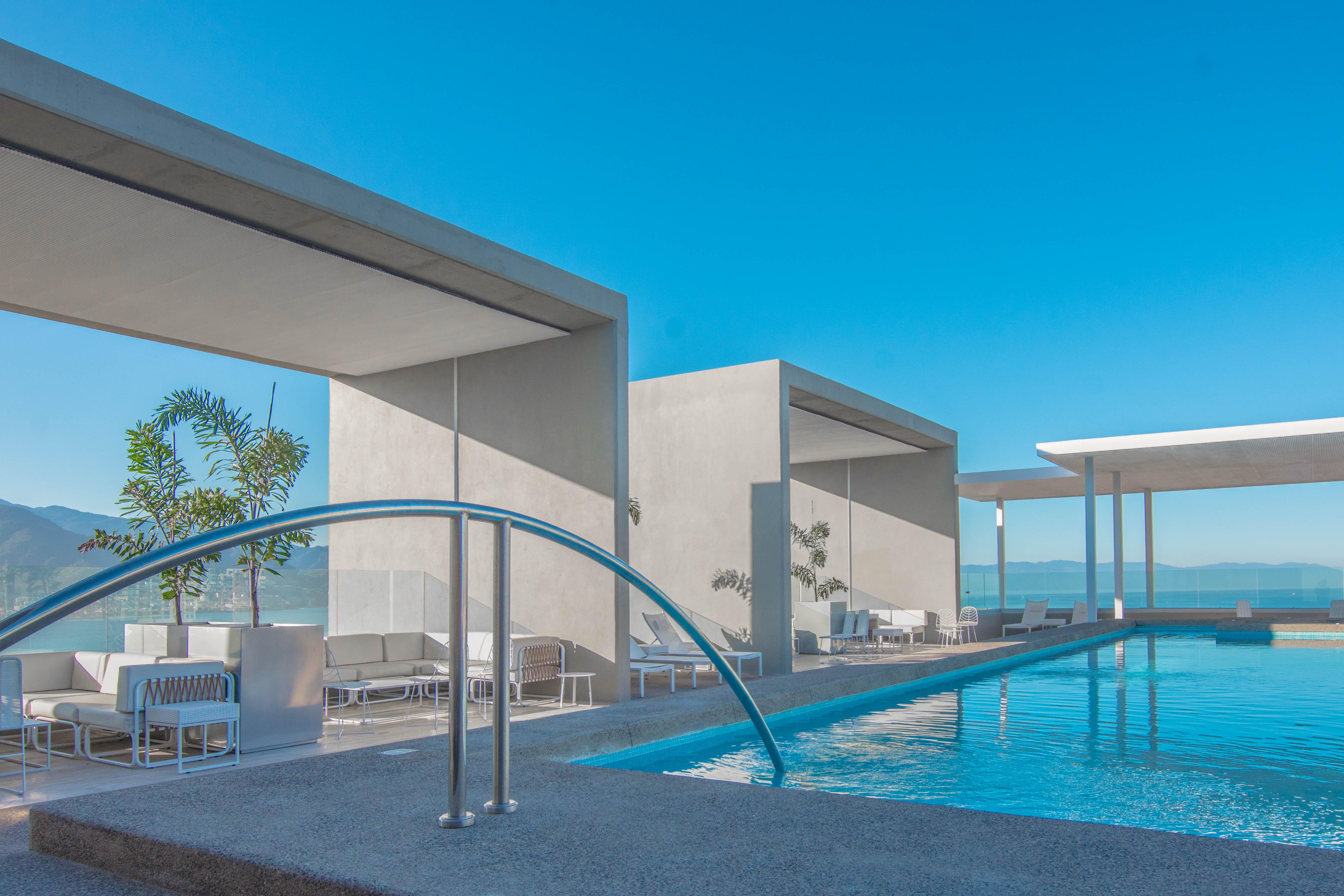 Hotel Mio Vallarta Unique & Different- Adults Only Puerto Vallarta Bagian luar foto The rooftop pool at the hotel