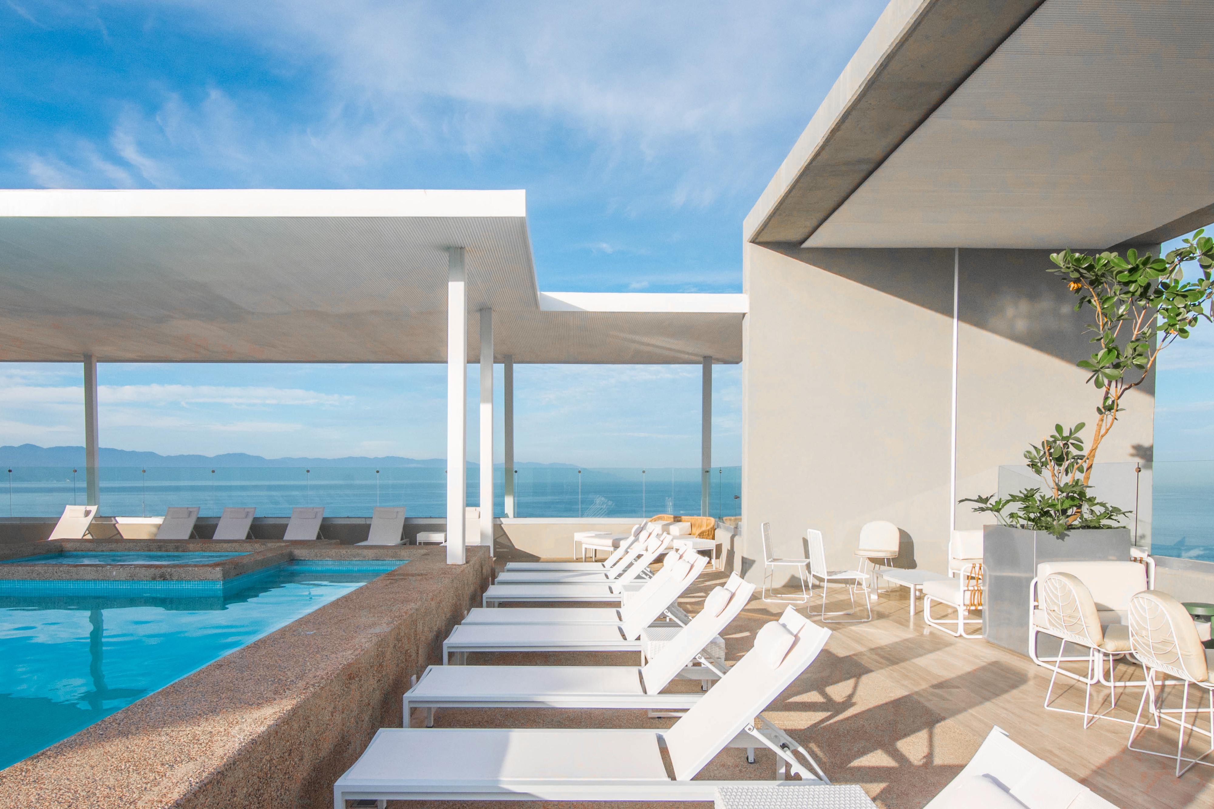 Hotel Mio Vallarta Unique & Different- Adults Only Puerto Vallarta Bagian luar foto The rooftop pool at the hotel