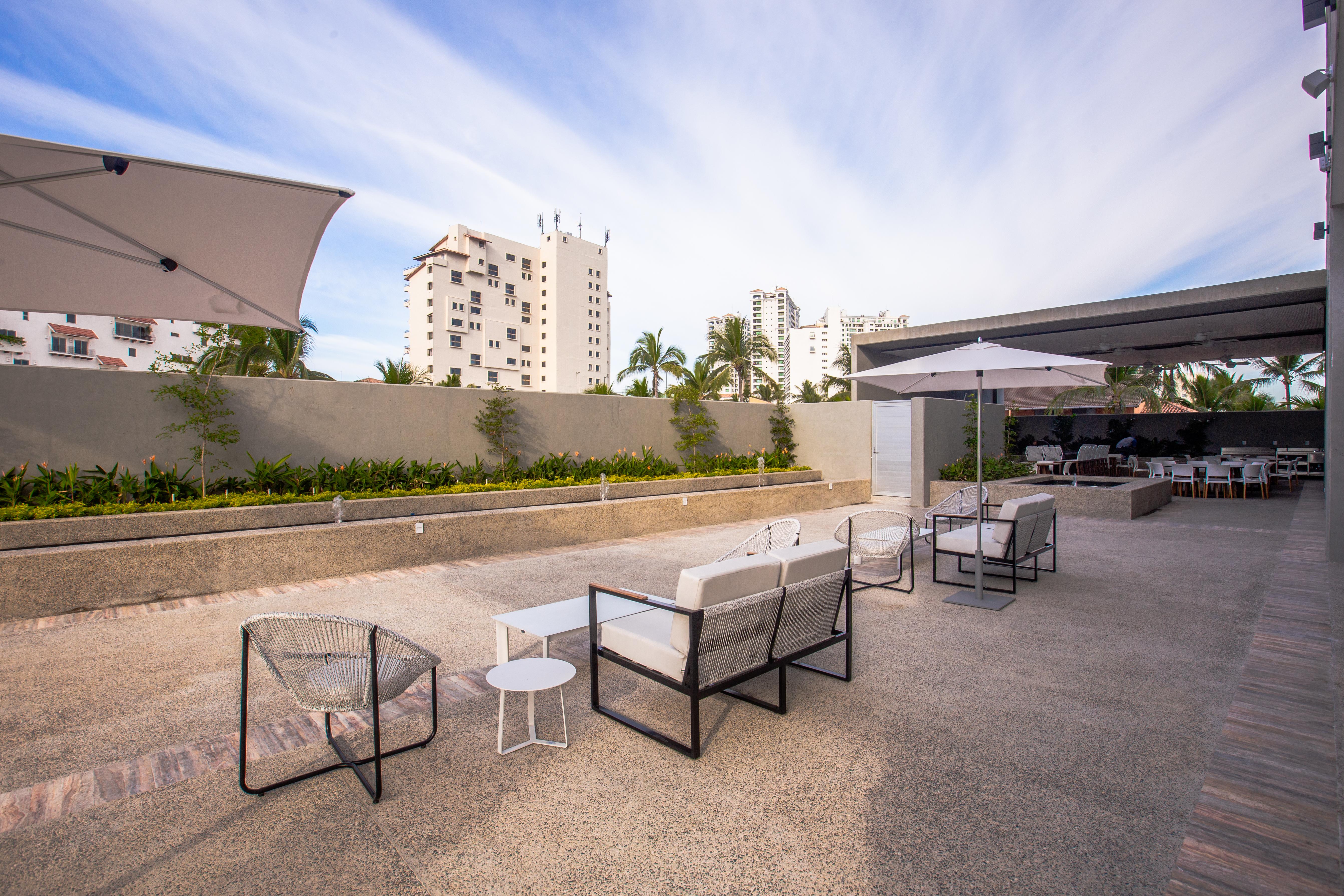 Hotel Mio Vallarta Unique & Different- Adults Only Puerto Vallarta Bagian luar foto The rooftop lounge at the hotel