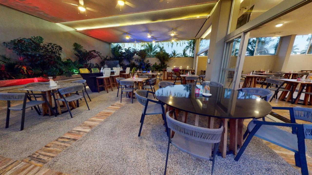 Hotel Mio Vallarta Unique & Different- Adults Only Puerto Vallarta Bagian luar foto The restaurant