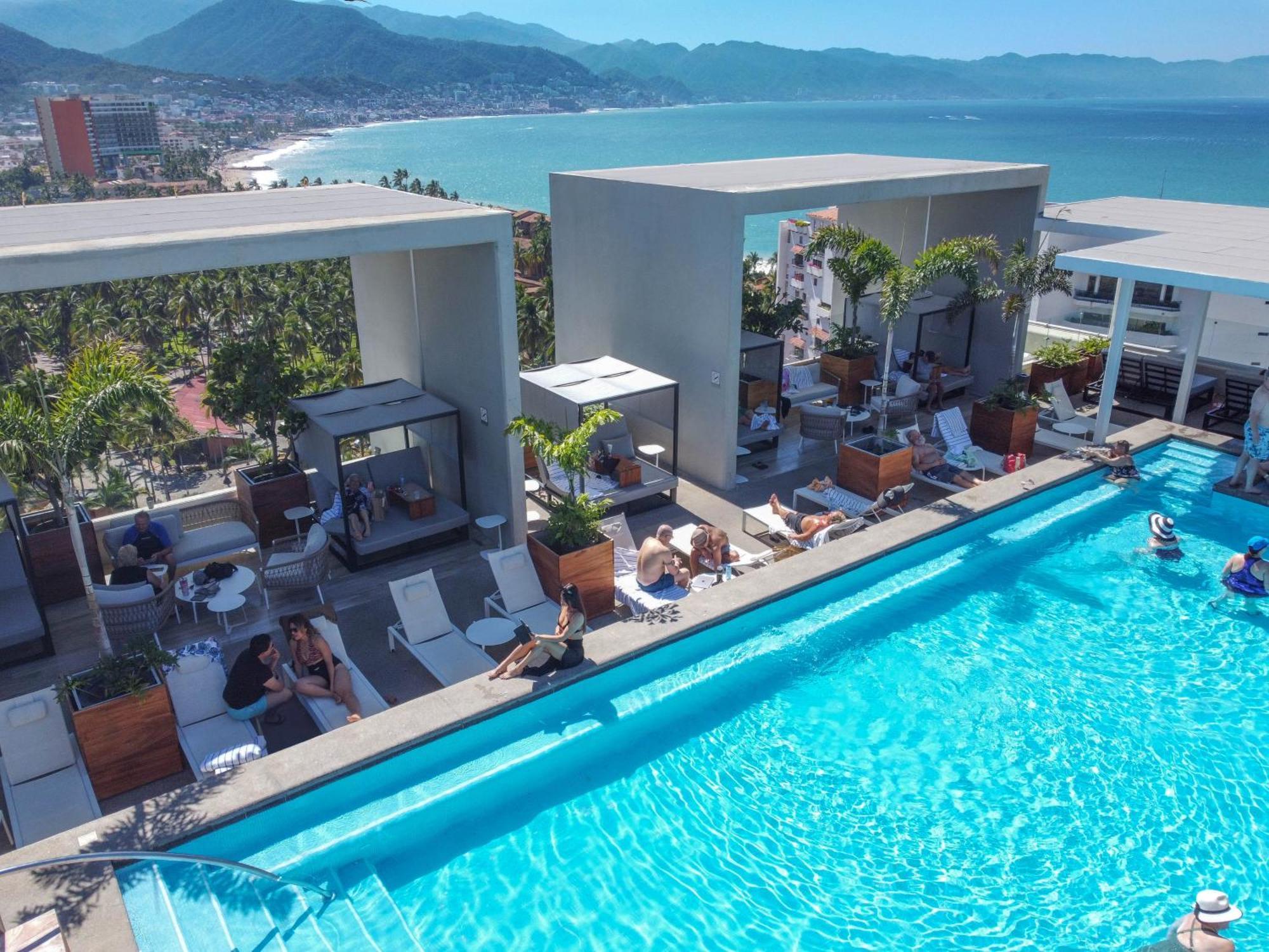 Hotel Mio Vallarta Unique & Different- Adults Only Puerto Vallarta Bagian luar foto Rooftop pool at the hotel