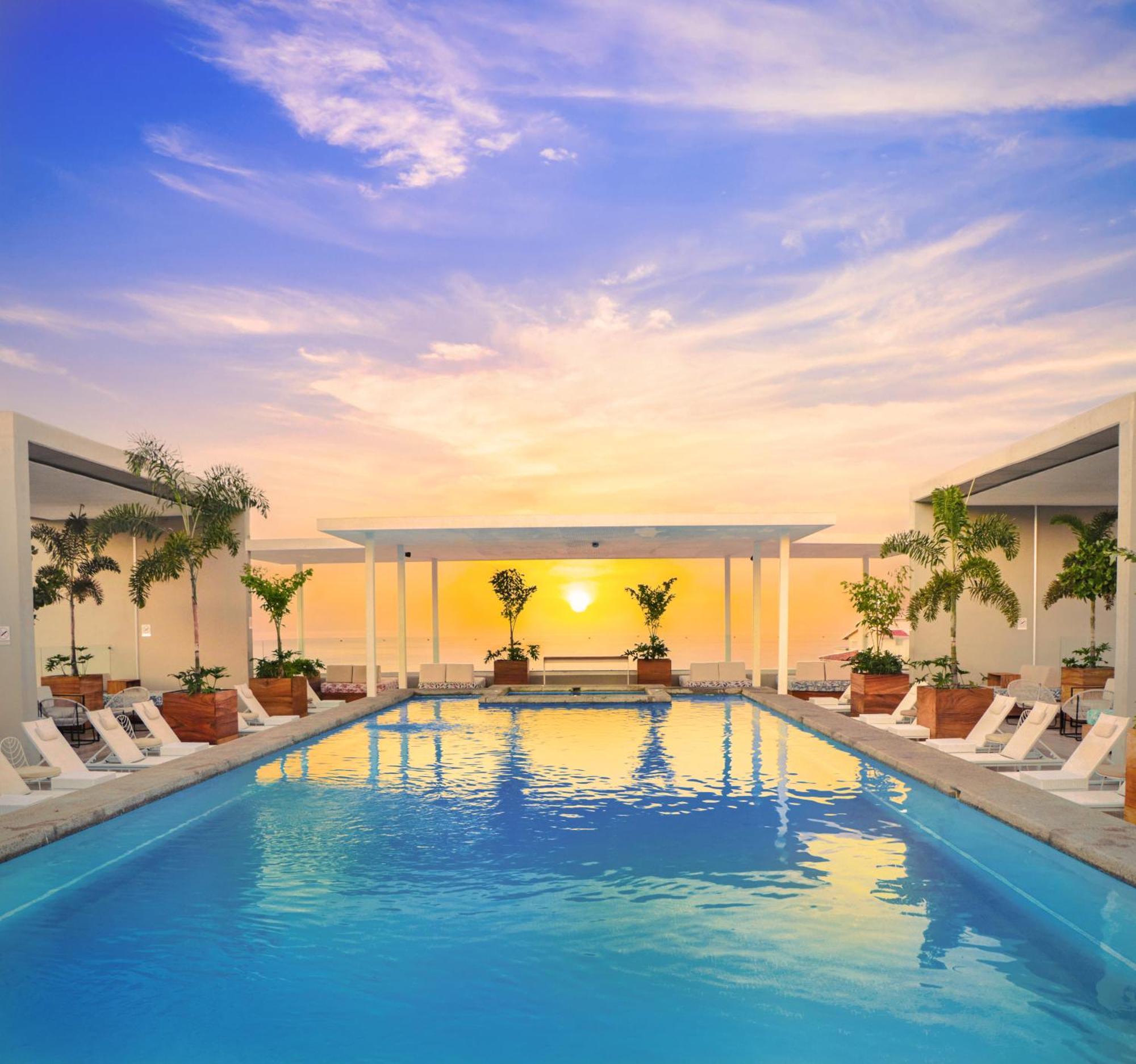 Hotel Mio Vallarta Unique & Different- Adults Only Puerto Vallarta Bagian luar foto The rooftop pool at the Hotel Indigo San Francisco